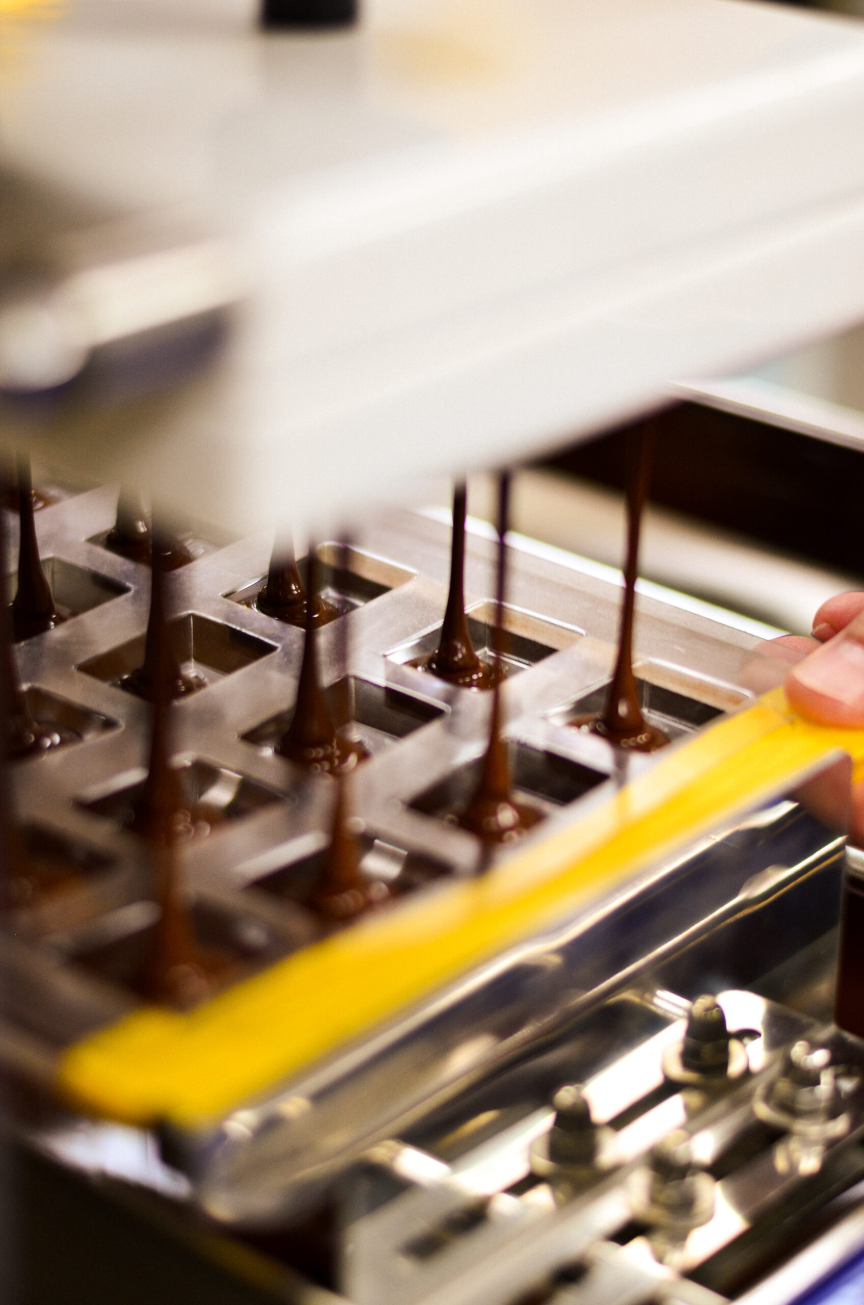 Llenado de moldes de bombones